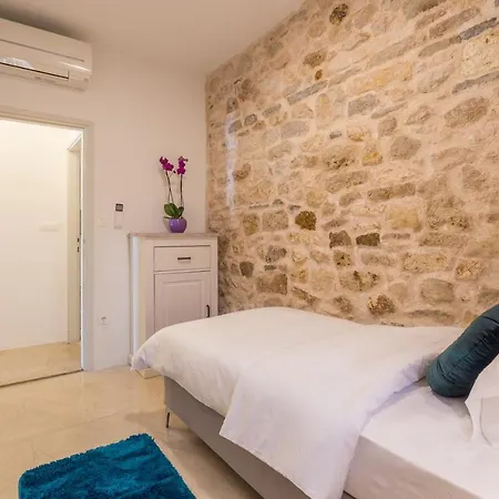 Lola - Zf Hvar Apartman