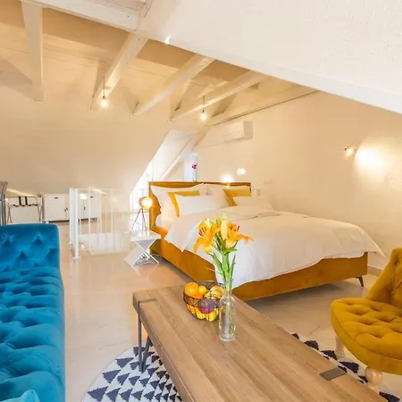 Lola - Zf Hvar Hvar Town