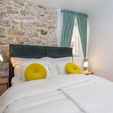 Lola - Zf Hvar Hvar Town